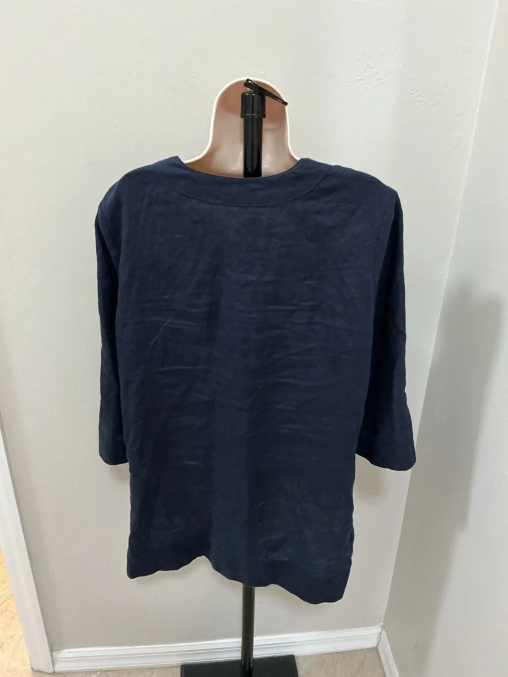 Neiman Marcus linen Navy V-Neck Grommet Tunic Top - Women size large - Picture 3 of 5